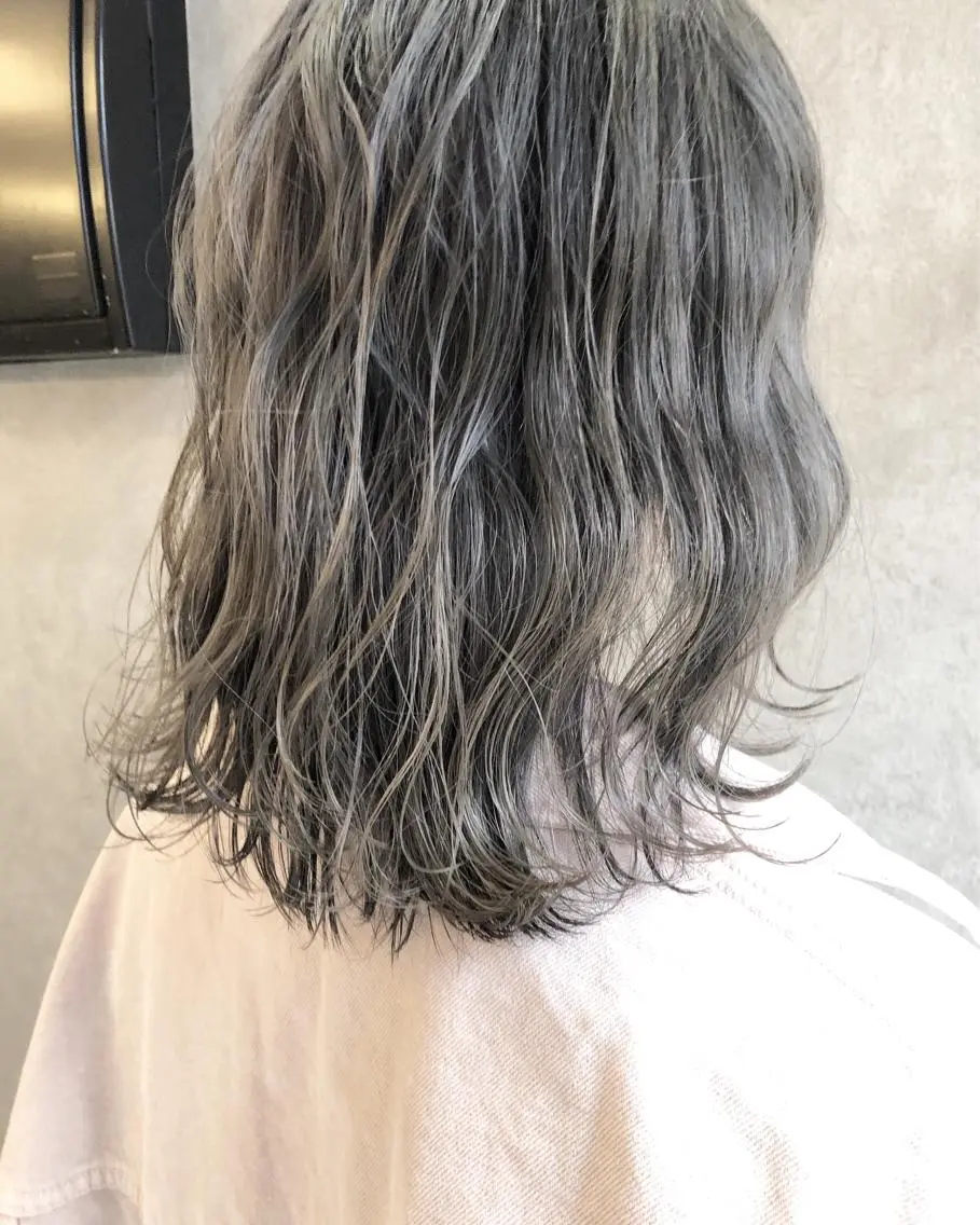ミディアム カラー 顔周りレイヤーカット ブリーチminamiのヘアスタイル