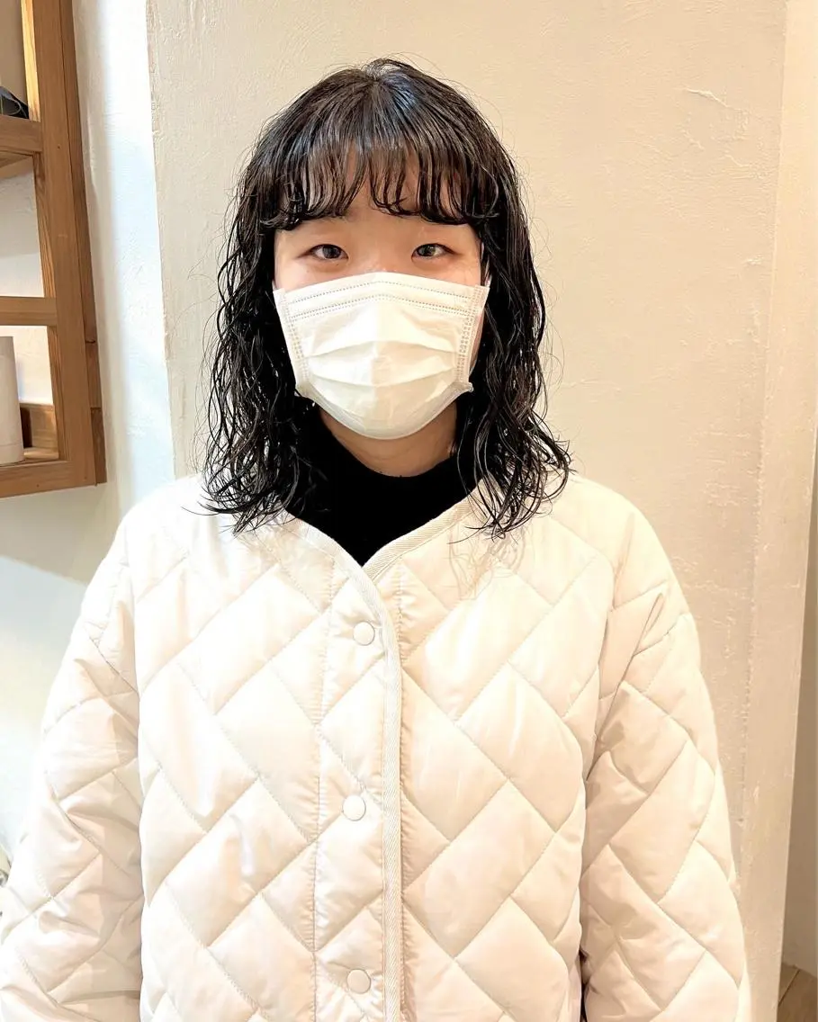 ミディアム カラー パーマ ミディアムパーマ 黒髪 ブルーカラー ブルーブラック ショート& パーマ　坂本のヘアスタイル