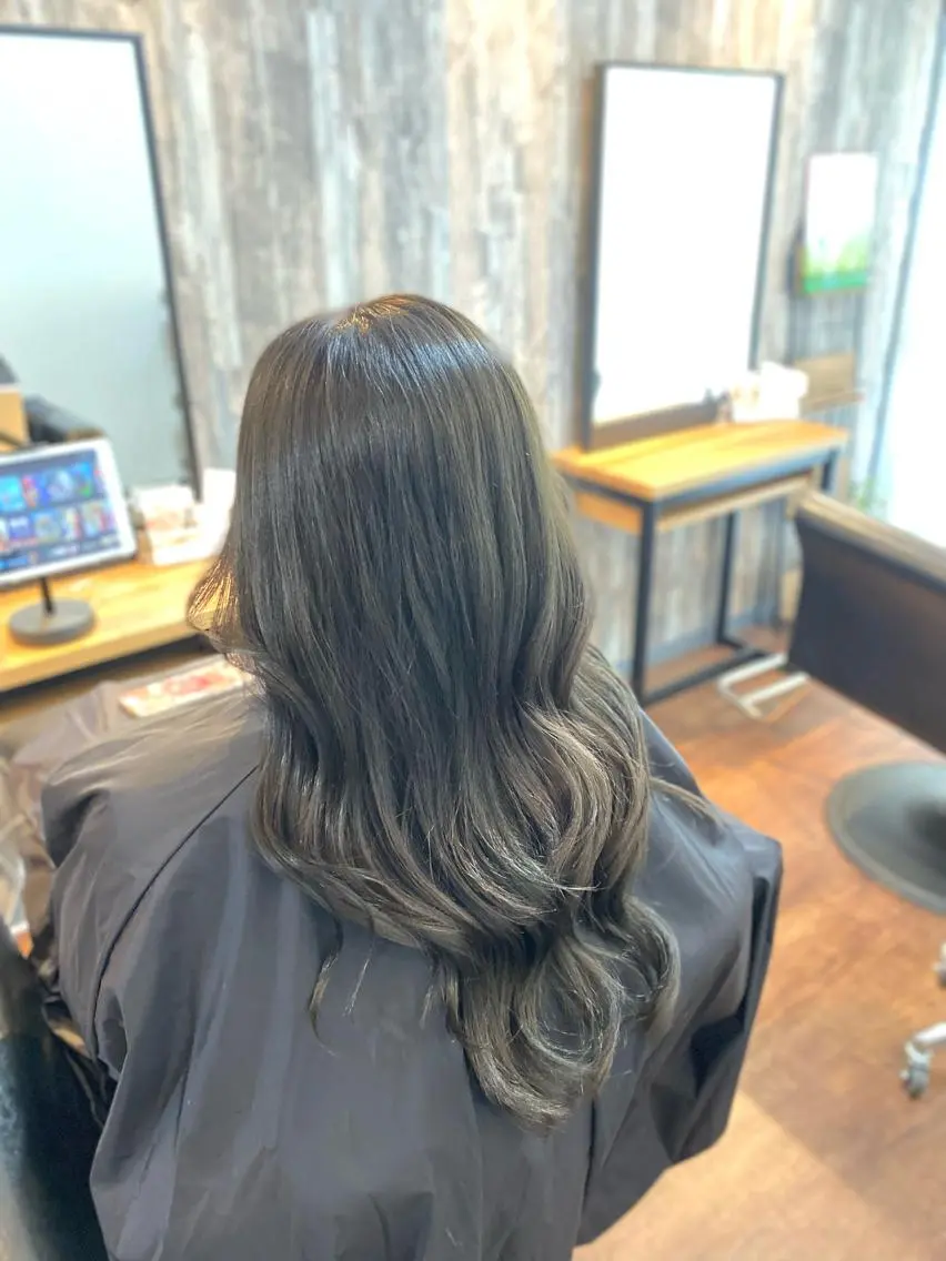 ロング カラー ベージュカラー 透明感カラー オリーブベージュ カット ヘアカラー トリートメント Luzir⭐︎ GEN⭐︎のヘアスタイル