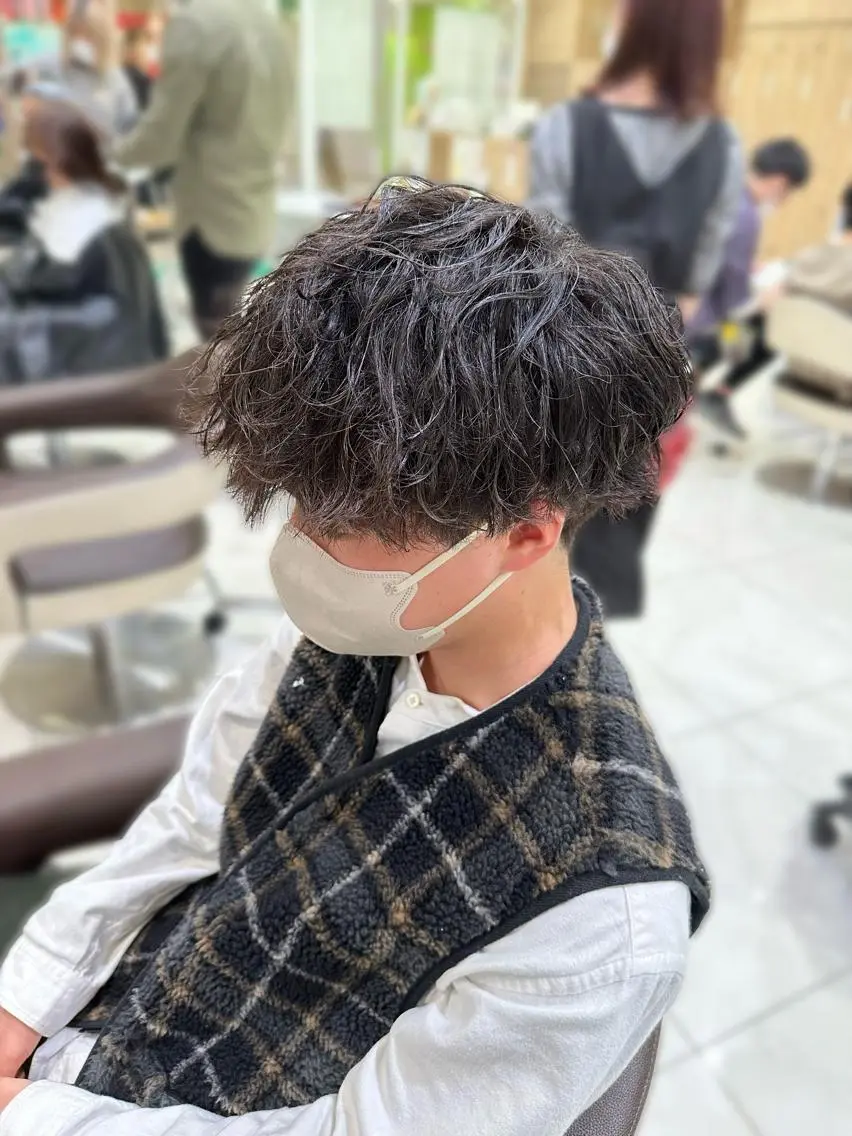 ショート パーマ メンズ 波巻きパーマ カット ヘアカラー パーマ トリートメント 渡邉 理央のヘアスタイル