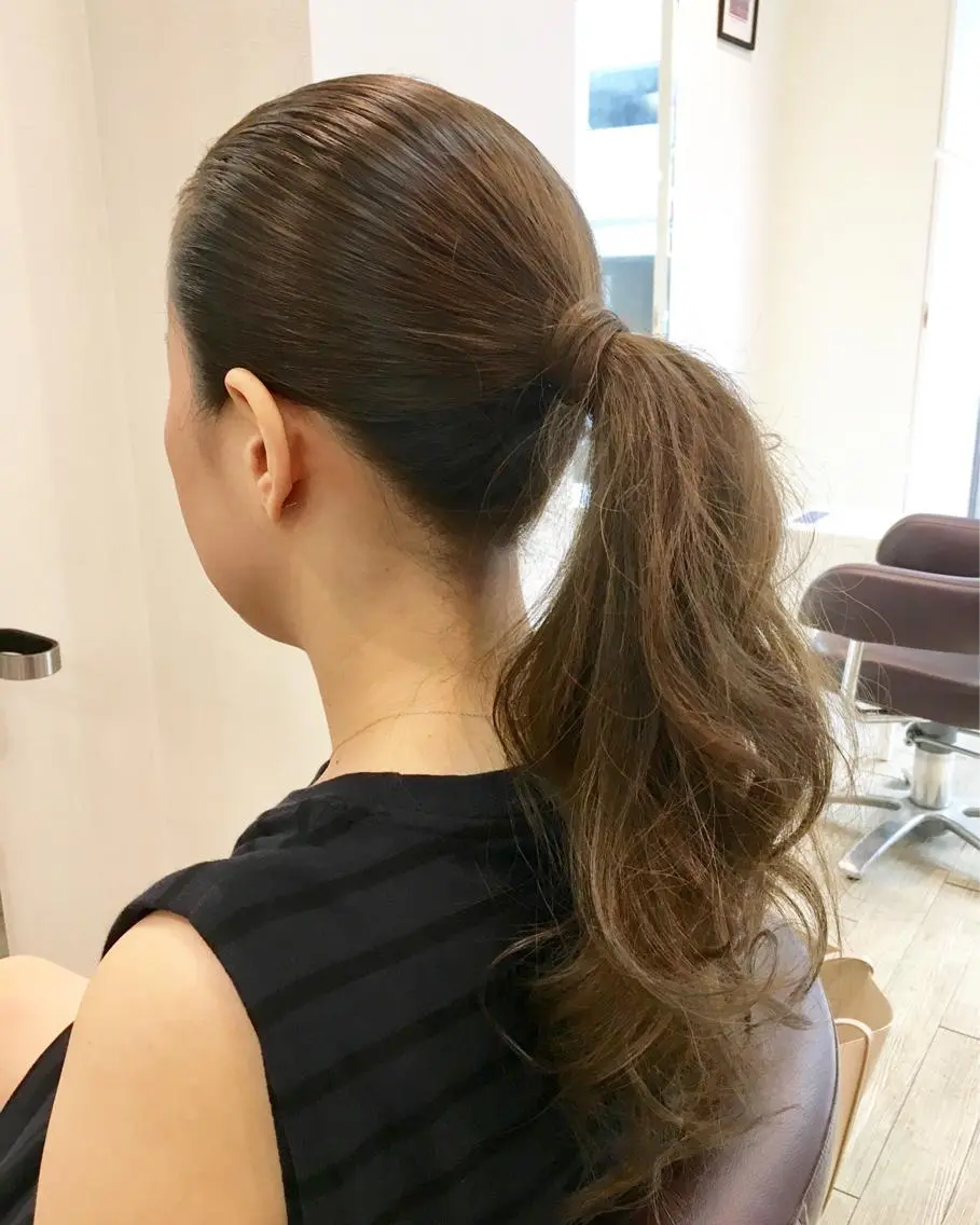 ロング カラー ヘアアレンジ ポニーテール 中村 よしひでのヘアスタイル