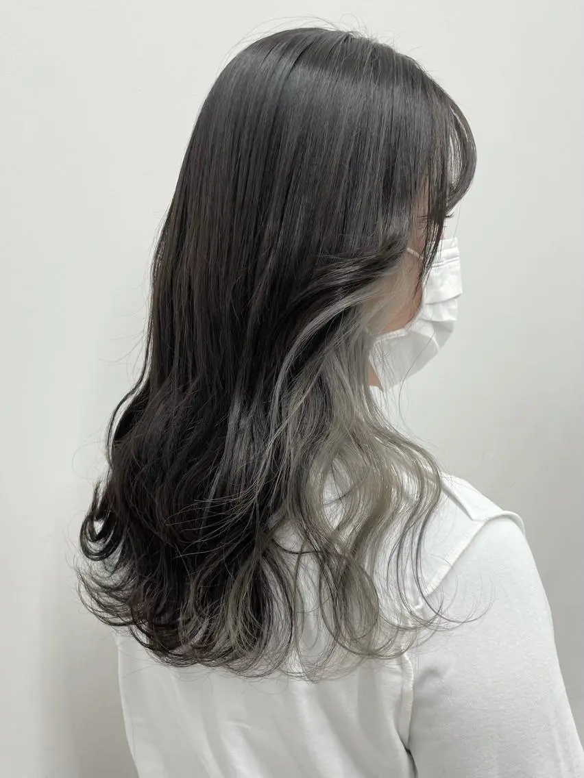 ミディアム カラー ヘアアレンジ ブリーチ イヤリングカラー シルバー ヘアカラー トリートメント 🦄インナーカラー 🦄貫井彩花のヘアスタイル