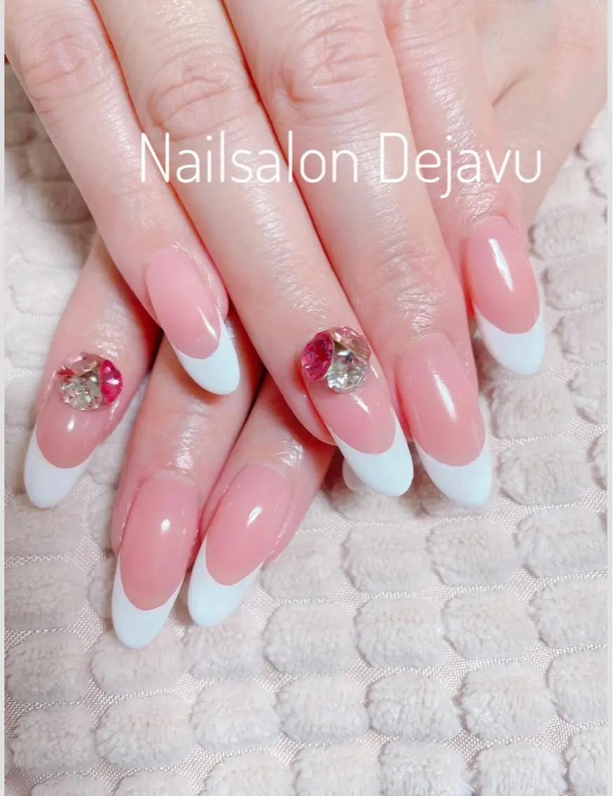 ネイル アートネイル フレンチネイル ワンカラーネイル ストーンネイル Nail salon Dejavu 🌿のネイルデザイン