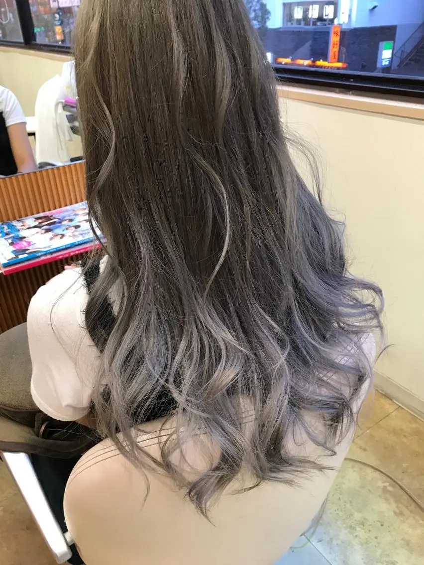 ロング カラー バレイヤージュ シルバー レイヤーカット 脇田 雄大のヘアスタイル