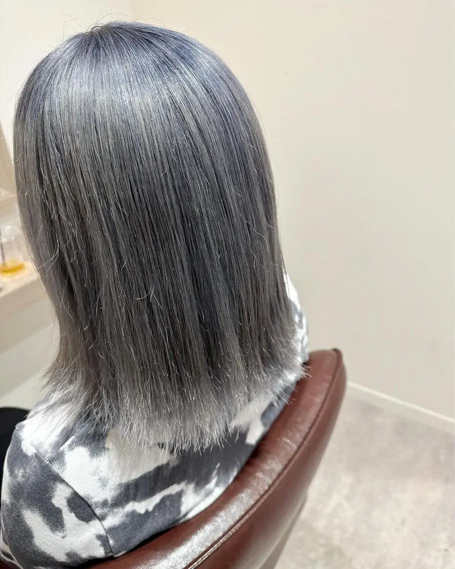 ミディアム カラー ブリーチ シルバー カット ヘアカラー トリートメント 荒木 ひろかのヘアスタイル