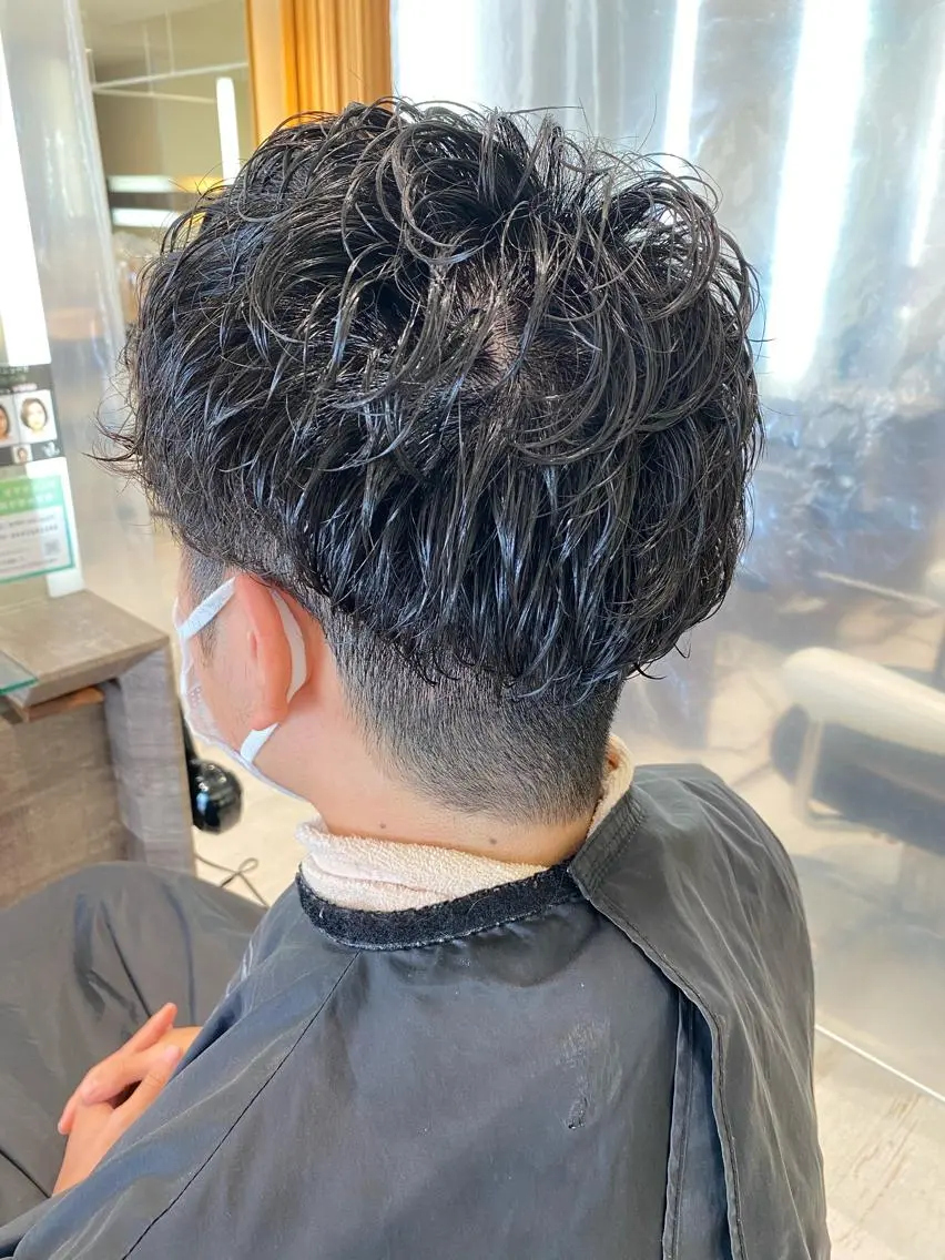 パーマ メンズ メンズパーマ ツーブロック 刈り上げ 小顔レイヤー/ ベージュ🤍Rieのヘアスタイル
