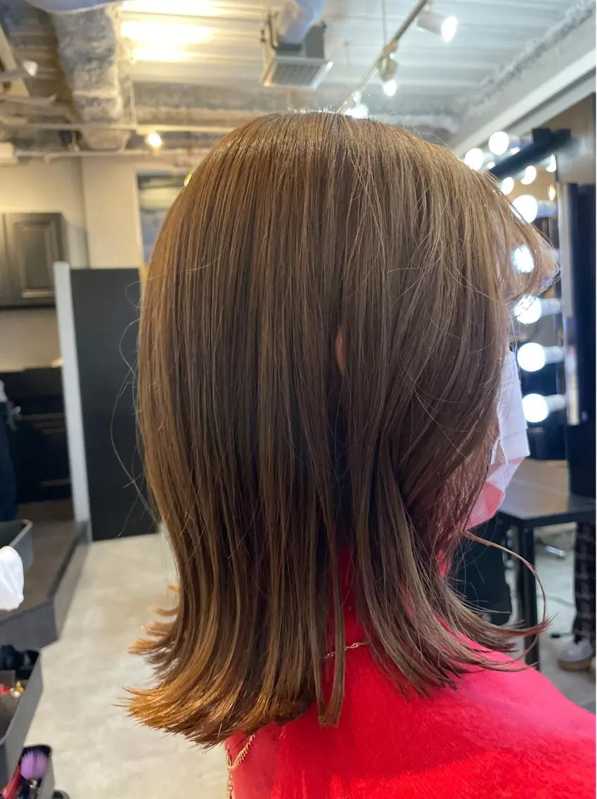 ミディアム カラー ベージュカラー ブリーチ オリーブベージュ 外ハネヘア カット ヘアカラー ブリーチなし透明感 タケザワミキのヘアスタイル