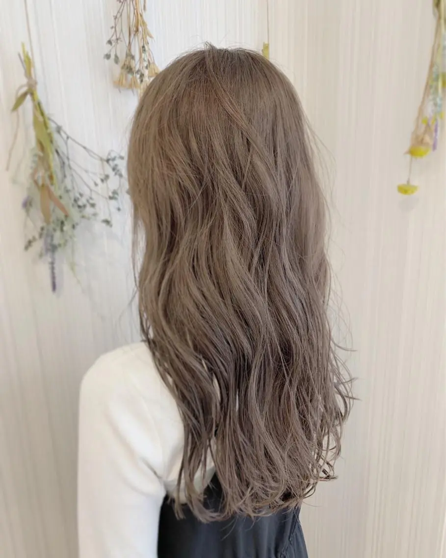 ロング カラー ブリーチ グレージュ ハイトーンカラー イルミナカラー ブリーチなしカラー ヘアカラー トリートメント ハイトーン/ブリーチ 山崎　悠次のヘアスタイル