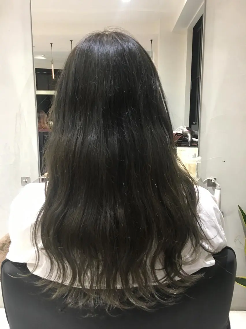 ロング カラー グレージュ カーキグレージュ ヘアカラー トリートメント 荒木 依莉亜のヘアスタイル