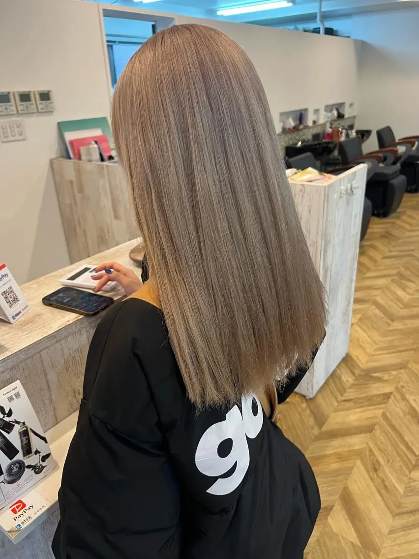 セミロング カラー ベージュカラー ミルクティーベージュ ヘアカラー トリートメント ブリーチ特化 梅田本多翔のヘアスタイル