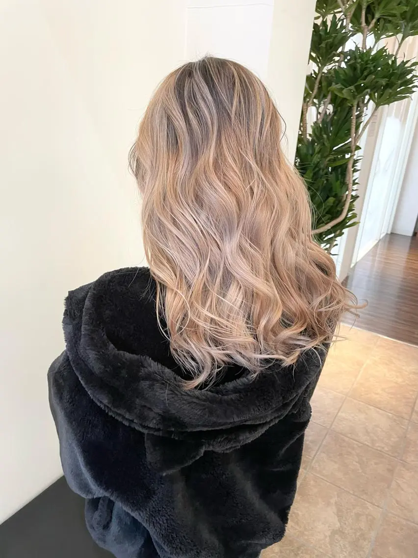 ロング カラー バレイヤージュ ベージュカラー ホワイトベージュ レイヤーカット ヘアカラー トリートメント ダメージレスブリーチ HIROSHIのヘアスタイル