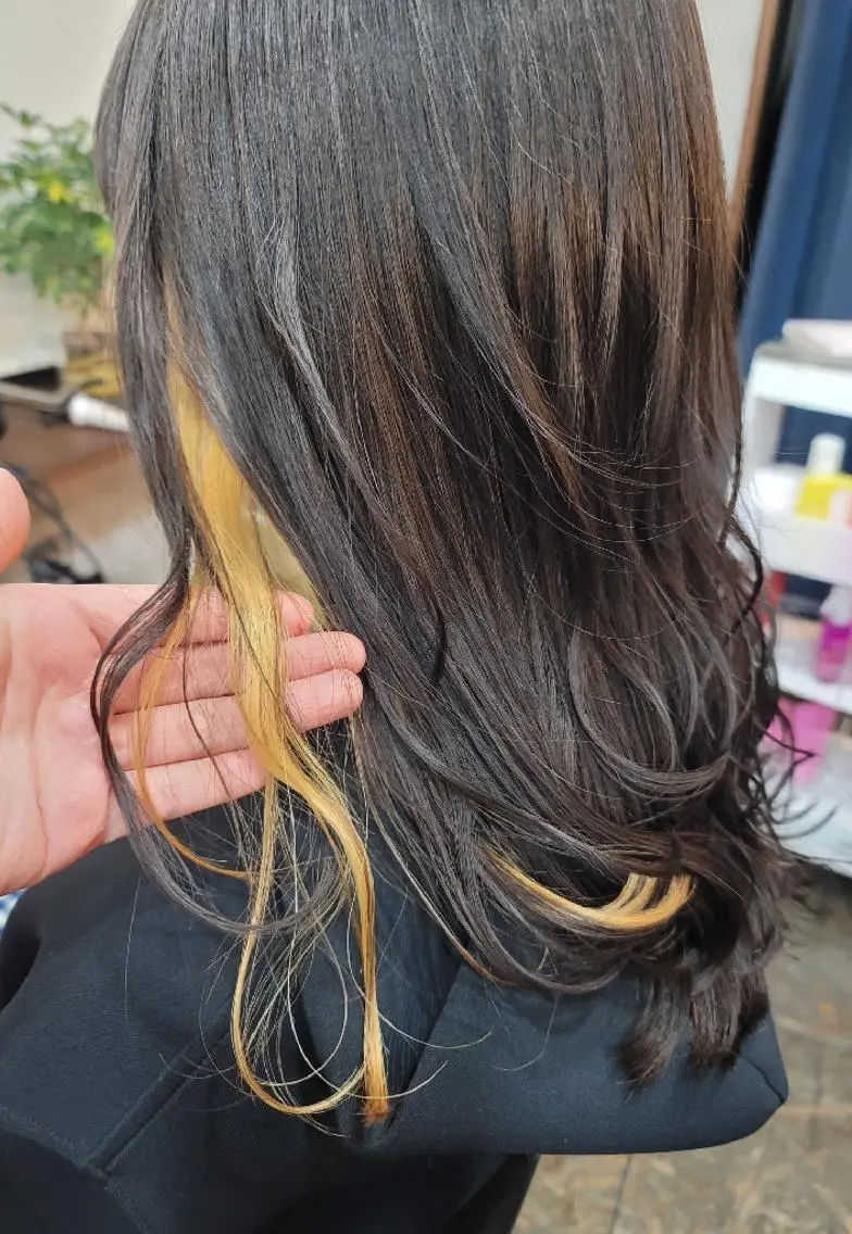 セミロング カラー ブリーチ ダブルカラー イヤリングカラー S. ERIのヘアスタイル