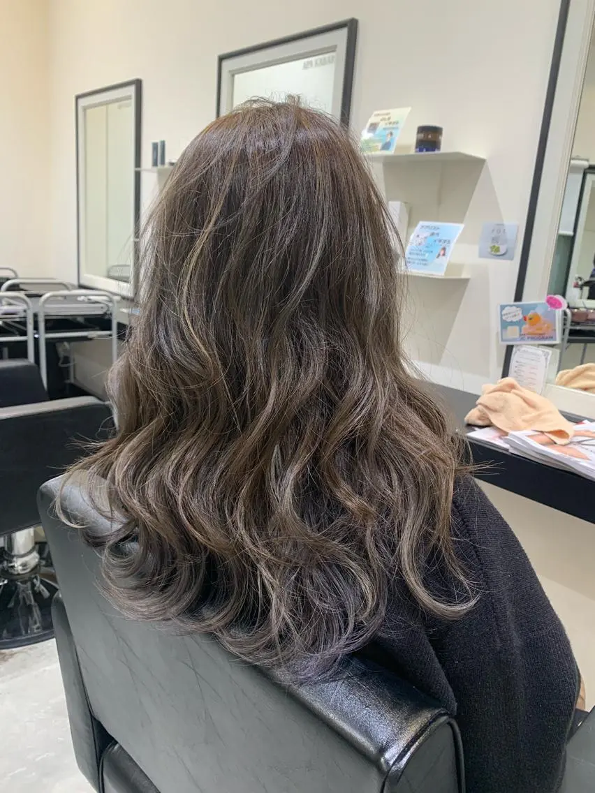 セミロング カラー グレージュ ハイライトカラー インナーカラー ラベンダーカラー ハイライト カット ヘアカラー 喜友名 泉樹のヘアスタイル