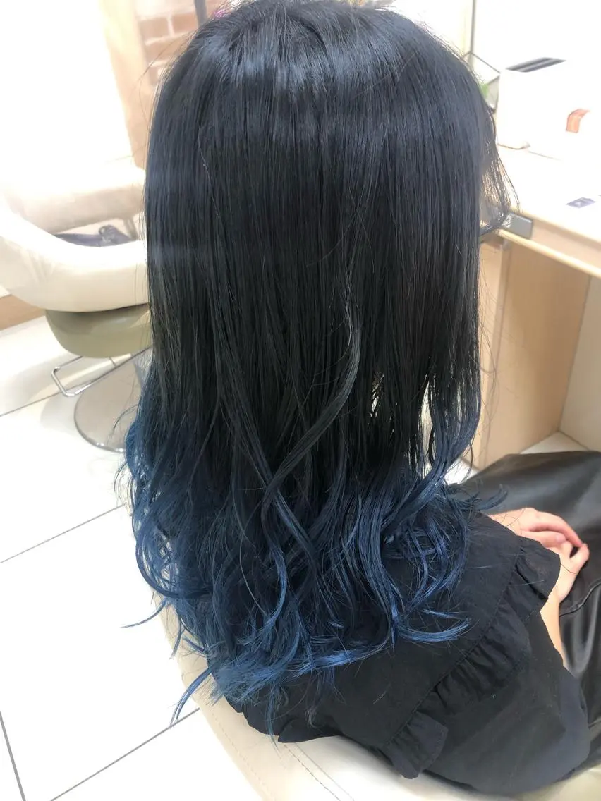 カラー 黒髪 ブルーカラー ブルーブラック グラデーションカラー 中川 あすきのヘアスタイル