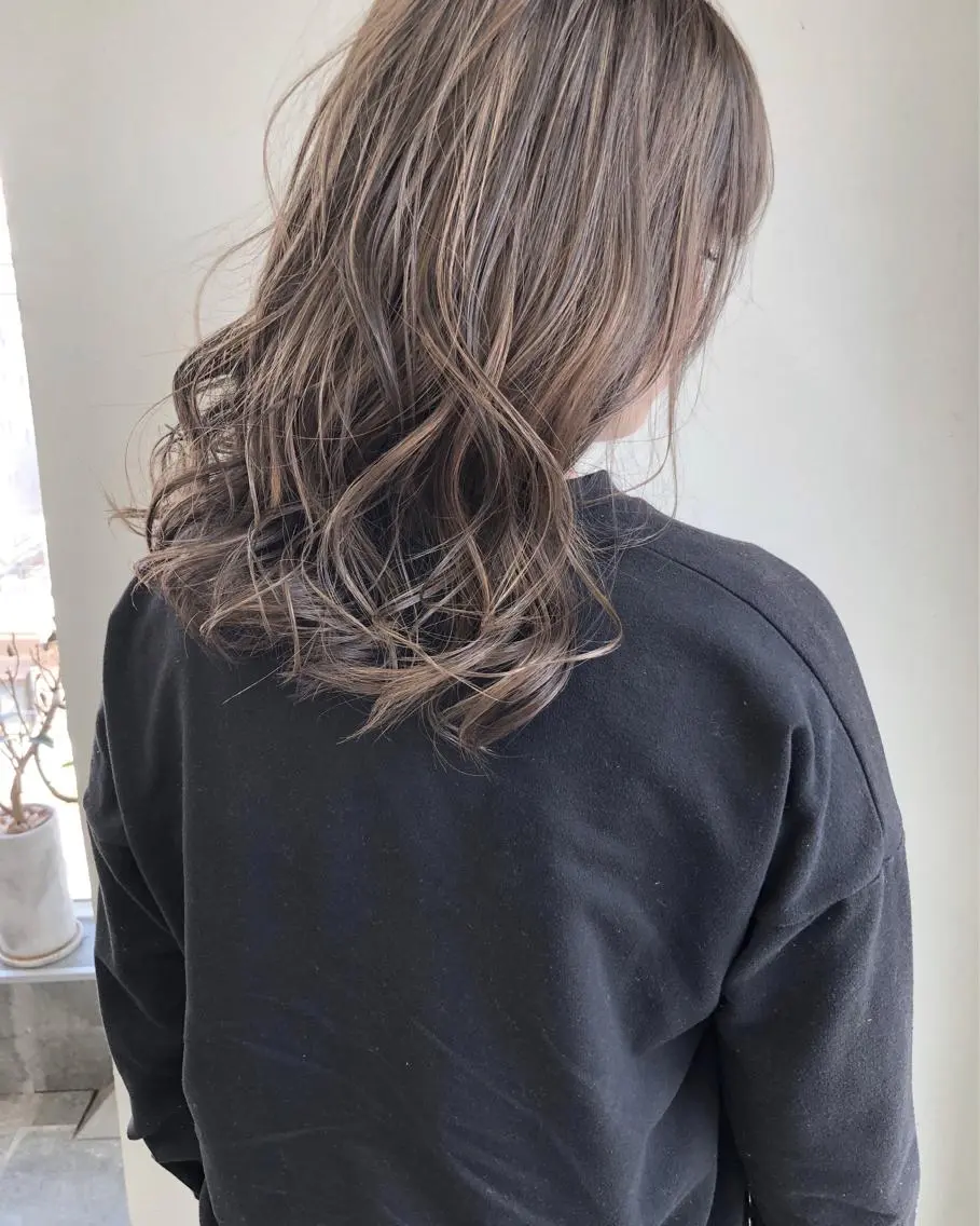 ロング アッシュ ハイライト ヘアカラー トリートメント 小澤大輔 YOLO hairのヘアスタイル