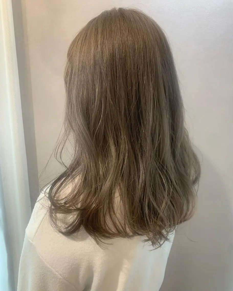 セミロング カラー アッシュ ベージュカラー ブリーチ カット ヘアカラー トリートメント hubhair レイヤー/透明感のヘアスタイル