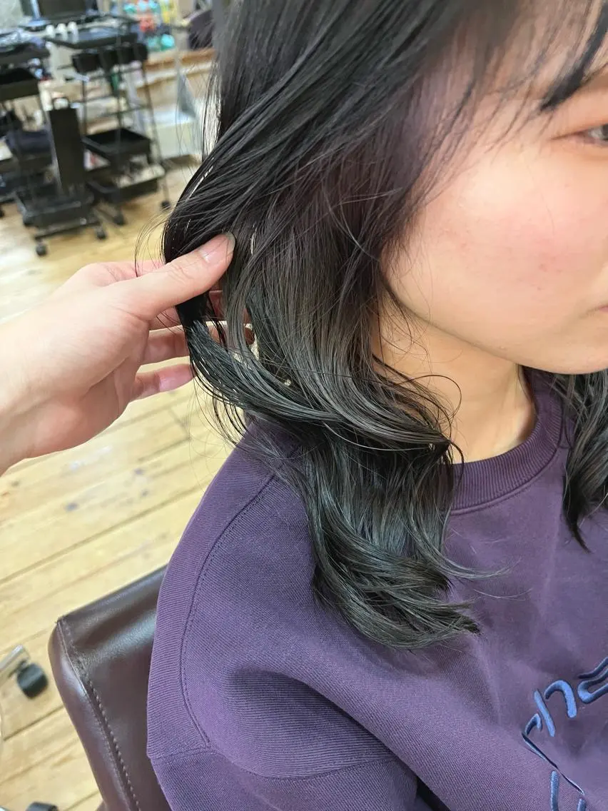 セミロング カラー イヤリングカラー 「sumi」 AMIのヘアスタイル