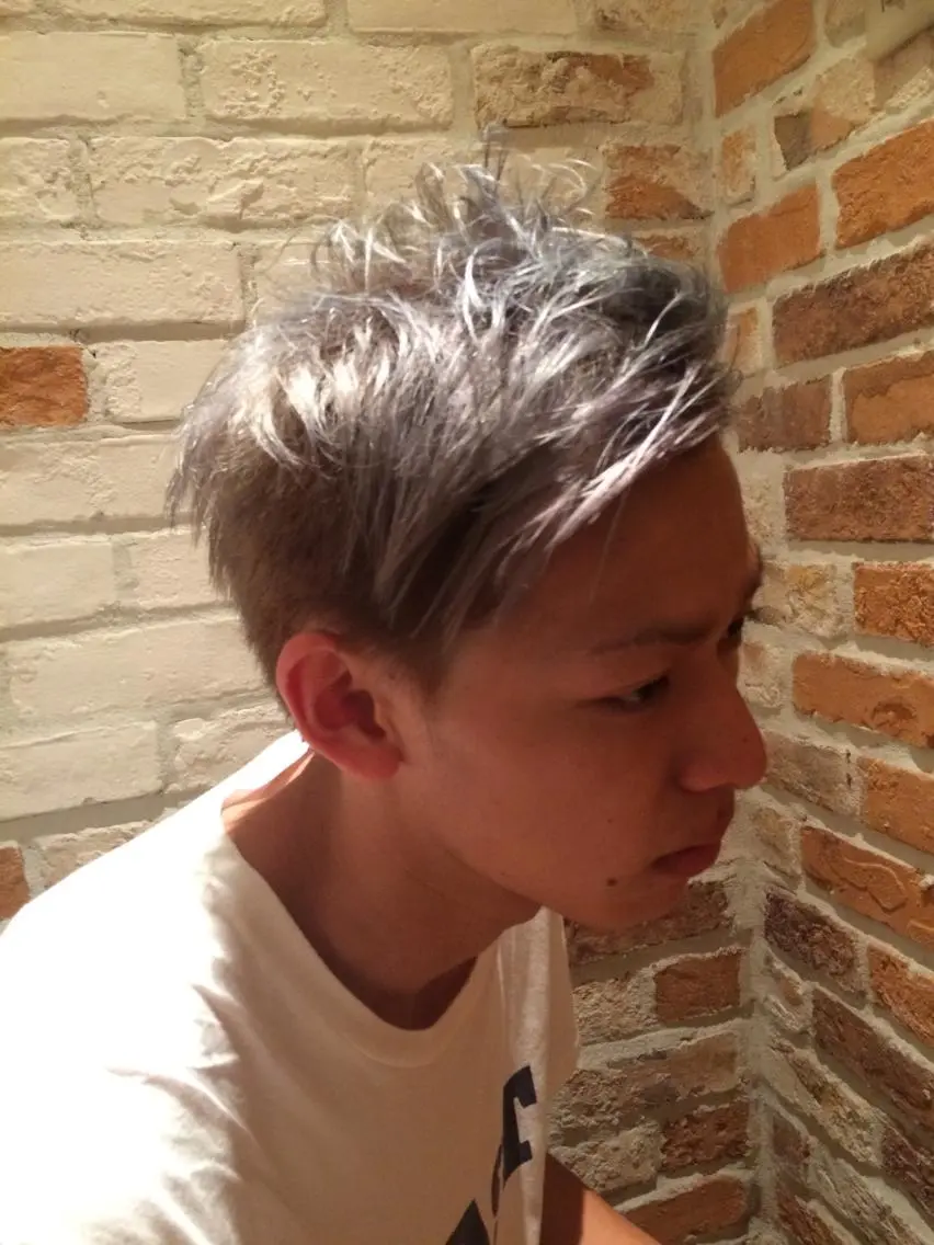 カラー メンズ アッシュ シルバー シルバーアッシュ 加藤 あやみのヘアスタイル