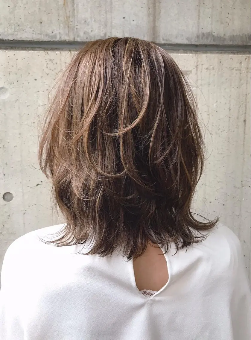 ミディアム カラー パーマ ミディアムパーマ アッシュ アッシュブラウン ベージュカラー 黒髪 ヘアカラー AKI アキのヘアスタイル