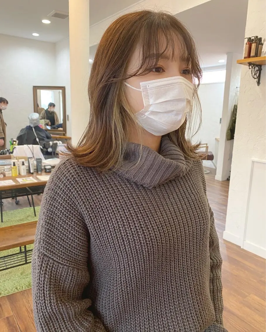 セミロング カラー ベージュカラー イヤリングカラー シルバー シルバーベージュ カット ヘアカラー 江原 彩華のヘアスタイル