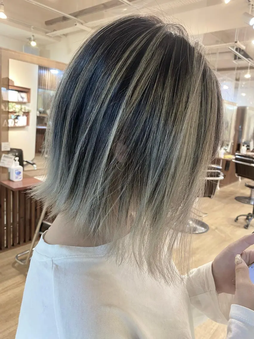 ミディアム レイヤーカット 白髪ぼかし バレイヤージュ志鎌のヘアスタイル