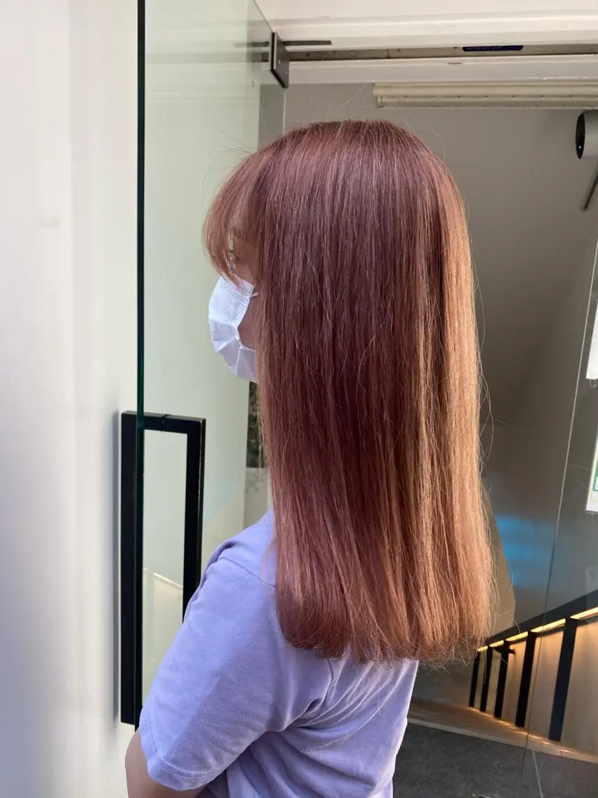 セミロング カラー レイヤーカット カノン🩷のヘアスタイル