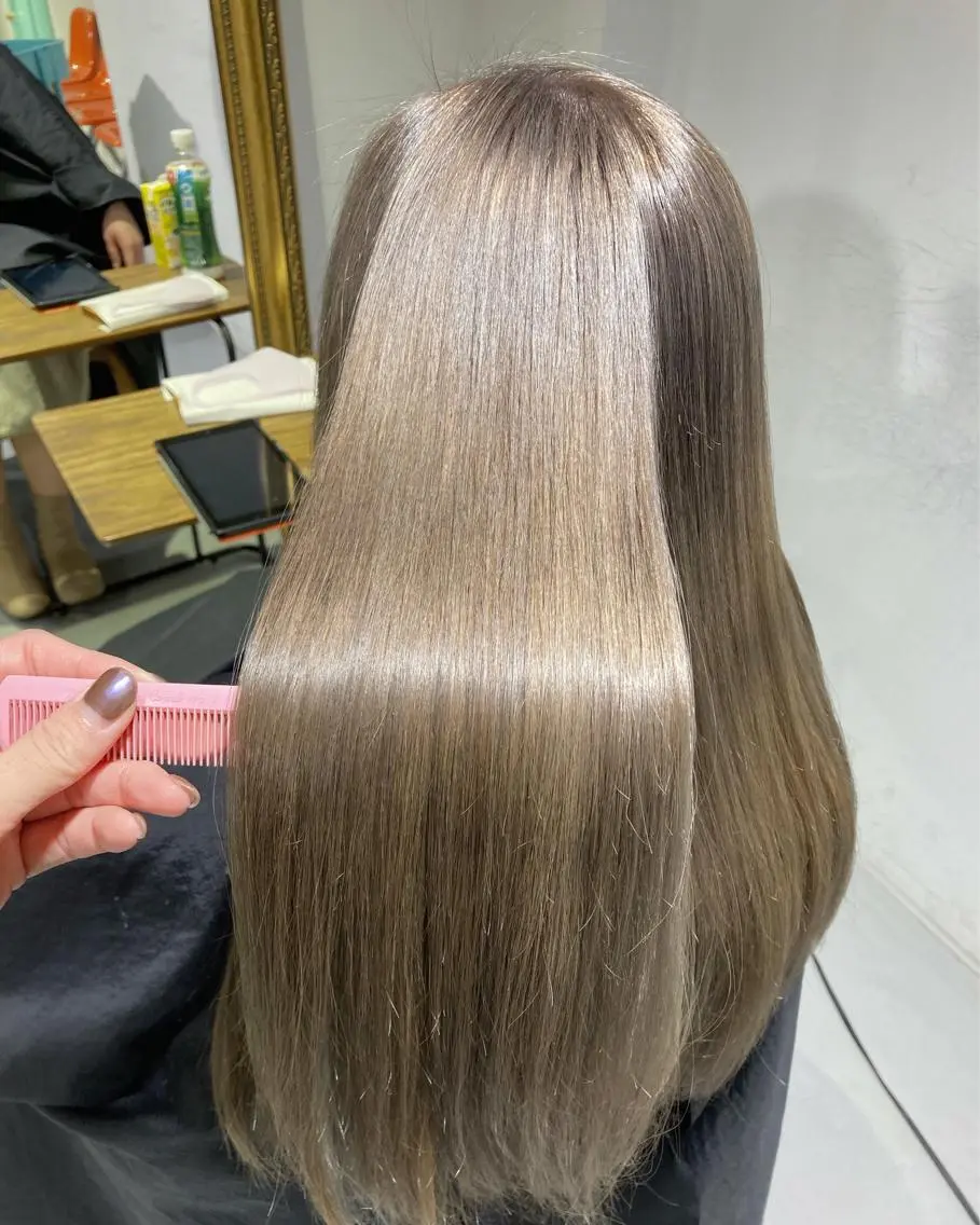ロング カラー ベージュカラー ブリーチ ミルクティーベージュ ヘアカラー トリートメント 🍊新宿南口🍊 ERINAのヘアスタイル