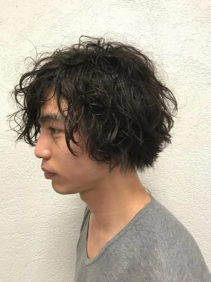 ミディアム パーマ メンズ ミディアムパーマ マッシュ メンズパーマ スパイラルパーマ カット パーマ デザインカラー🌈 高木リョウのヘアスタイル