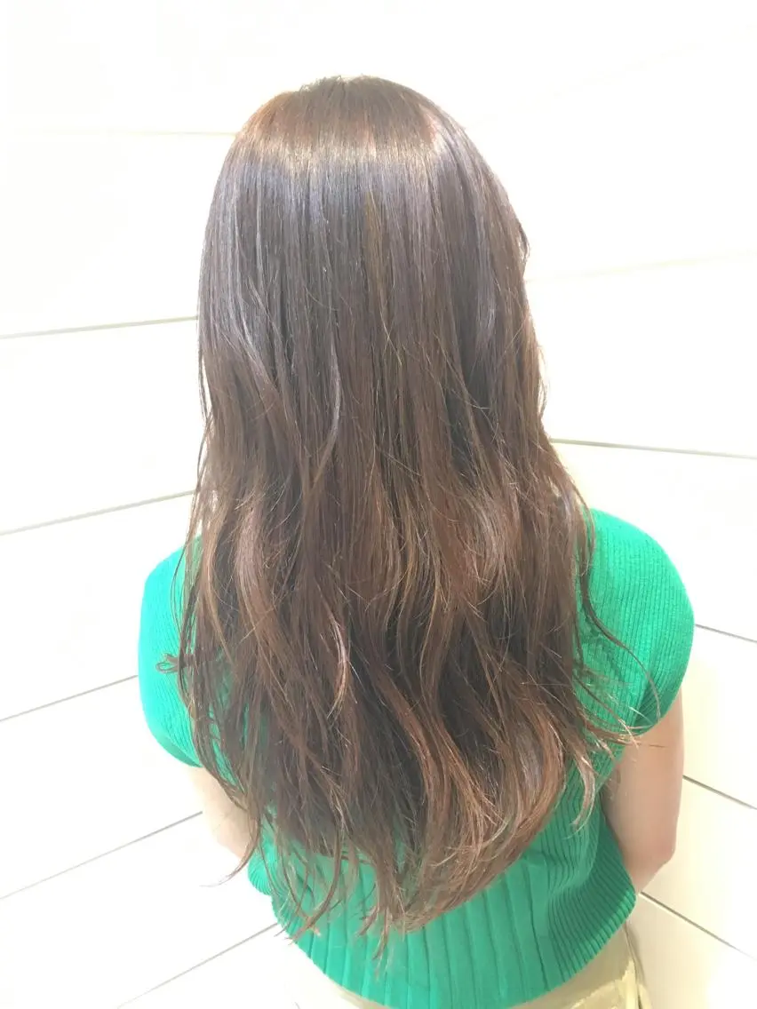 ロング カラー アッシュ アッシュグレー 鍵山 千秋のヘアスタイル