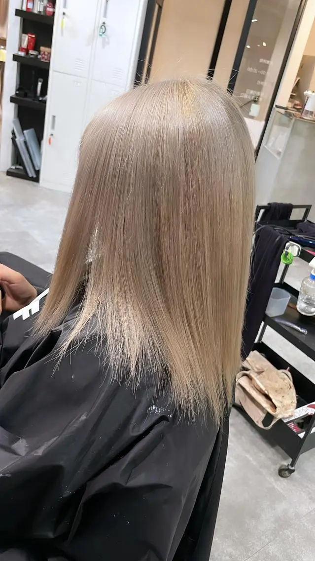ミディアム カラー ベージュカラー ホワイトベージュ カット ヘアカラー トリートメント ヘアセット 難波ブリーチカラー 伊藤洋輝のヘアスタイル