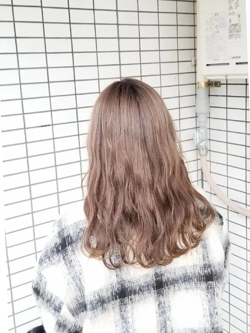 ミディアム カラー ベージュカラー ブリーチ ミルクティーベージュ ヘアカラー トリートメント 🌿赤み消し/ 艶カラー落合 優🌿のヘアスタイル