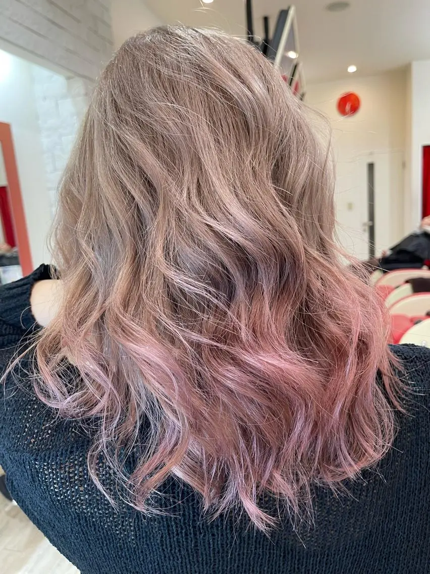 カラー ベージュカラー グラデーションカラー ミルクティーベージュ ピンクカラー ヘアカラー トリートメント かずくん🦩名古屋 ハイトーン/レイヤーのヘアスタイル