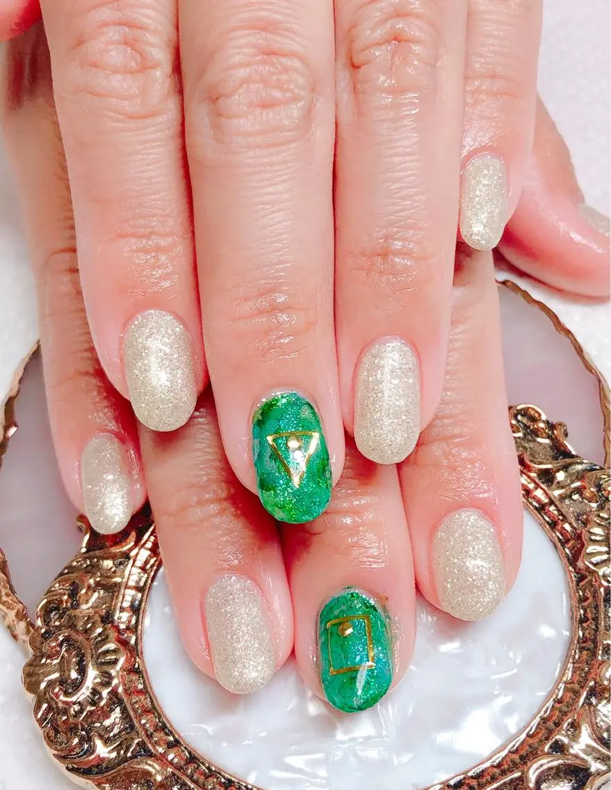 ネイル シンプルネイル CROWN プライベートサロンのネイルデザイン