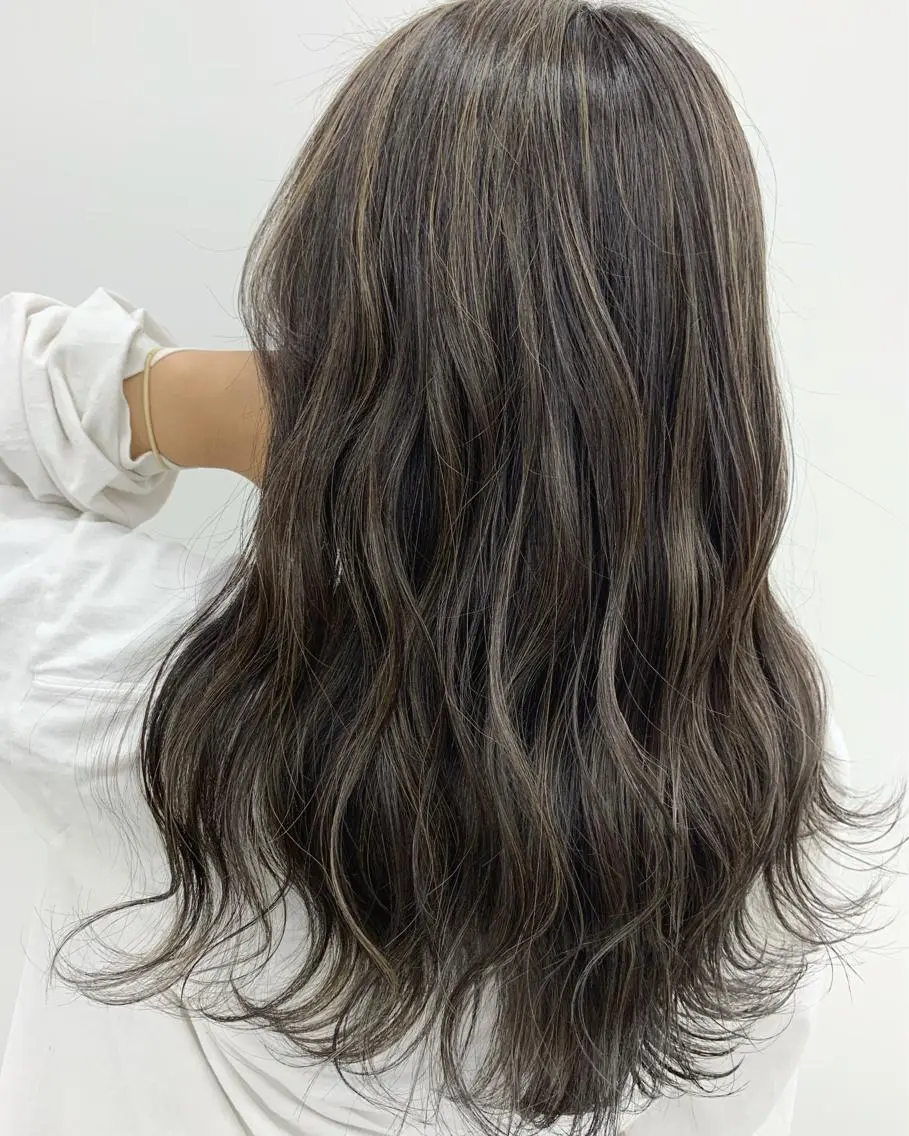 セミロング ハイライト 山田 絵里菜のヘアスタイル