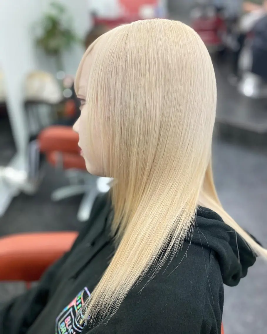 セミロング カラー 🤍爆モテハイトーン 🤍ブリーチ特化🤍のヘアスタイル