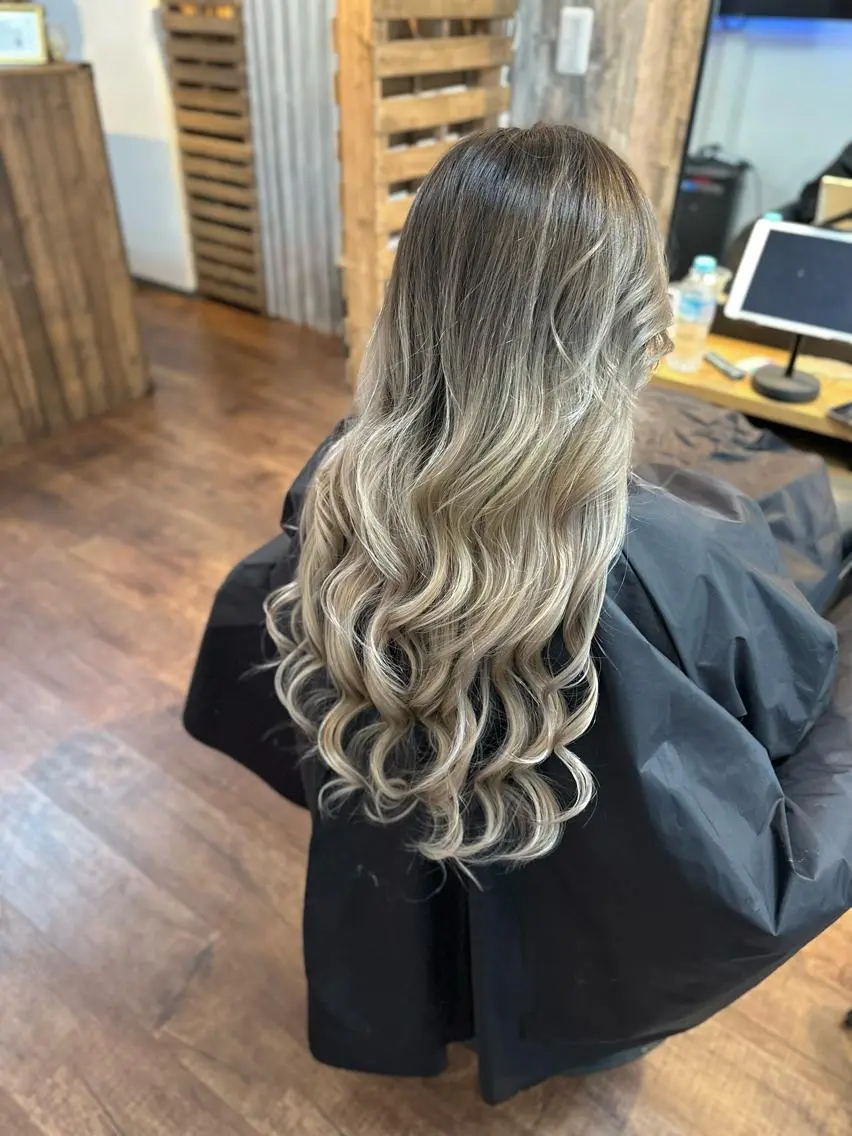 ロング カラー バレイヤージュ レイヤーカット カット ヘアカラー トリートメント Luzir⭐︎ GEN⭐︎のヘアスタイル