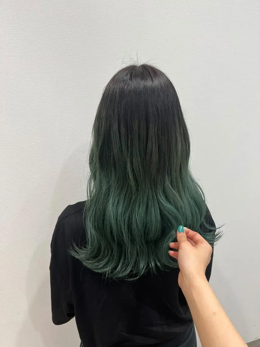 ロング カラー ヘアカラー 長山 茉白のヘアスタイル