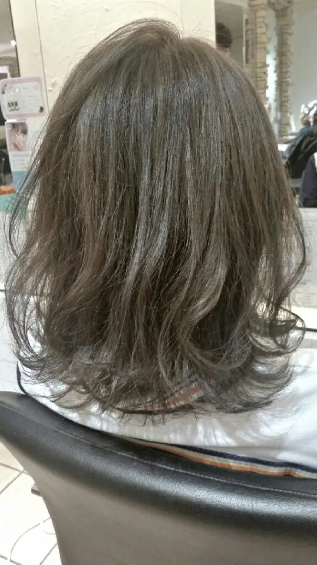 ミディアム カラー グレージュ 【髪質改善美容師】t occa茨木篠原健太のヘアスタイル