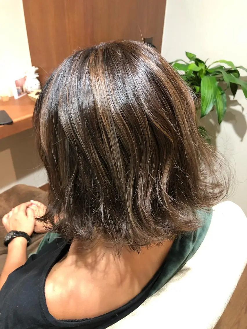 ミディアム カラー アッシュ ベージュカラー ハイライトカラー ハイライト ヘアカラー トリートメント 💓シールエクステ ルミエールのヘアスタイル