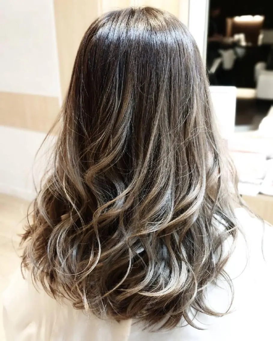 カラー アッシュ ベージュカラー ハイライトカラー イルミナカラー 中村 真依のヘアスタイル