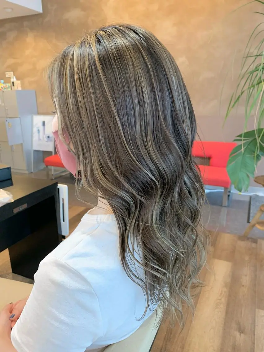 ロング カラー ハイライトカラー ハイライト ヘアカラー トリートメント 【艶カラー】 STYLE 和泉俊希のヘアスタイル