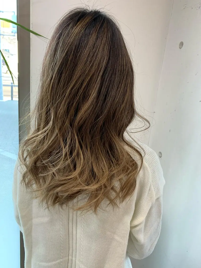 セミロング カラー パーマ 白髪ぼかしハイライト 柳川拓哉のヘアスタイル