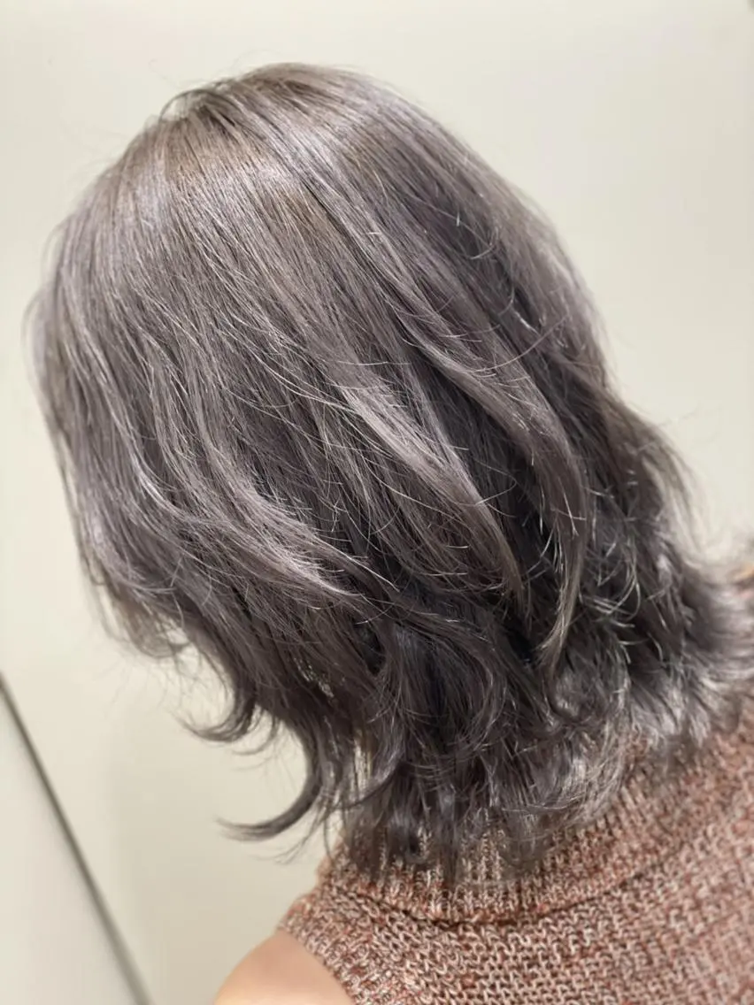 ミディアム カラー シルバー ヘアカラー トリートメント ハイトーン得意😍 Lumiereのヘアスタイル