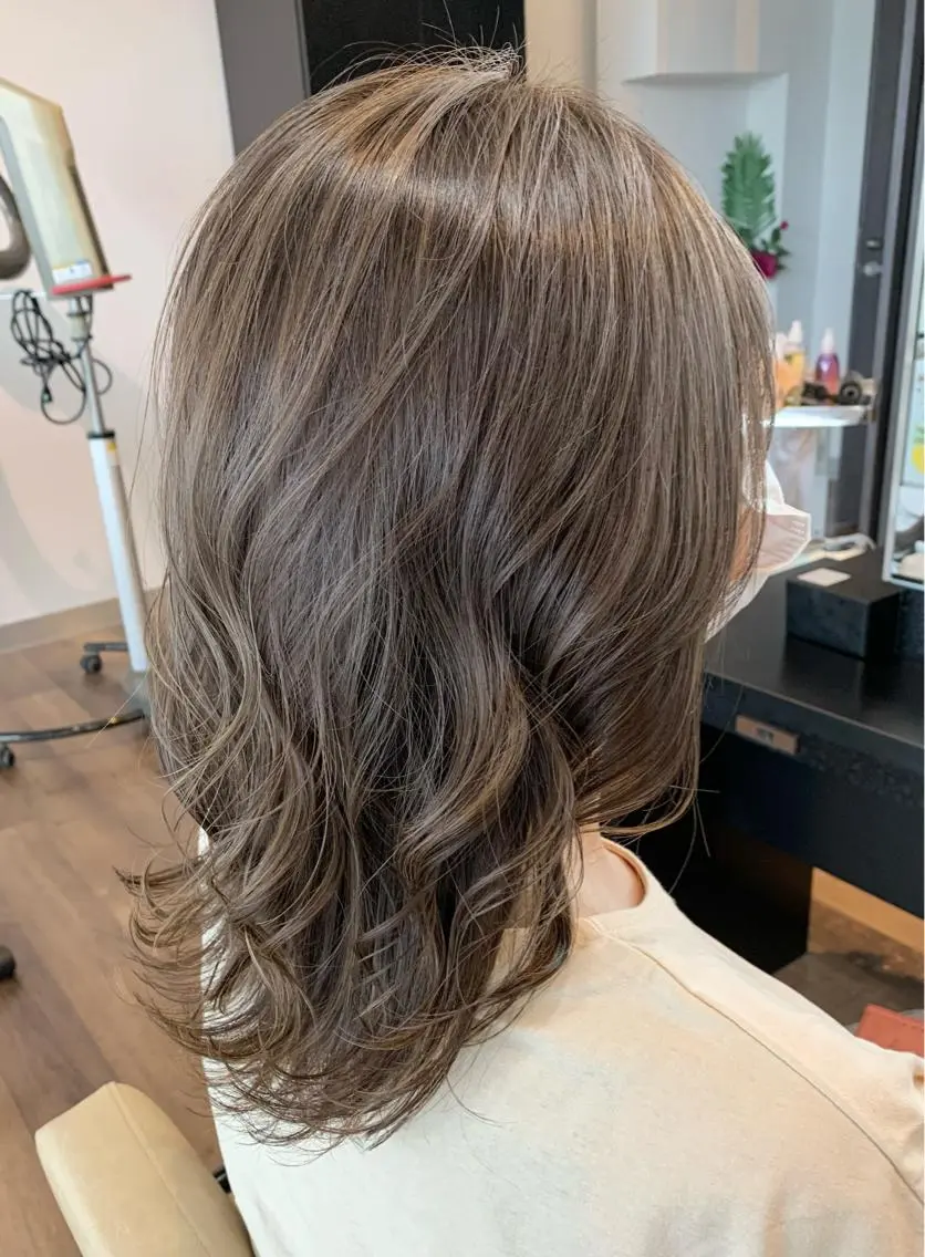 ミディアム カラー ハイライトカラー ハイライト ヘアカラー トリートメント 【艶カラー】 STYLE 和泉俊希のヘアスタイル