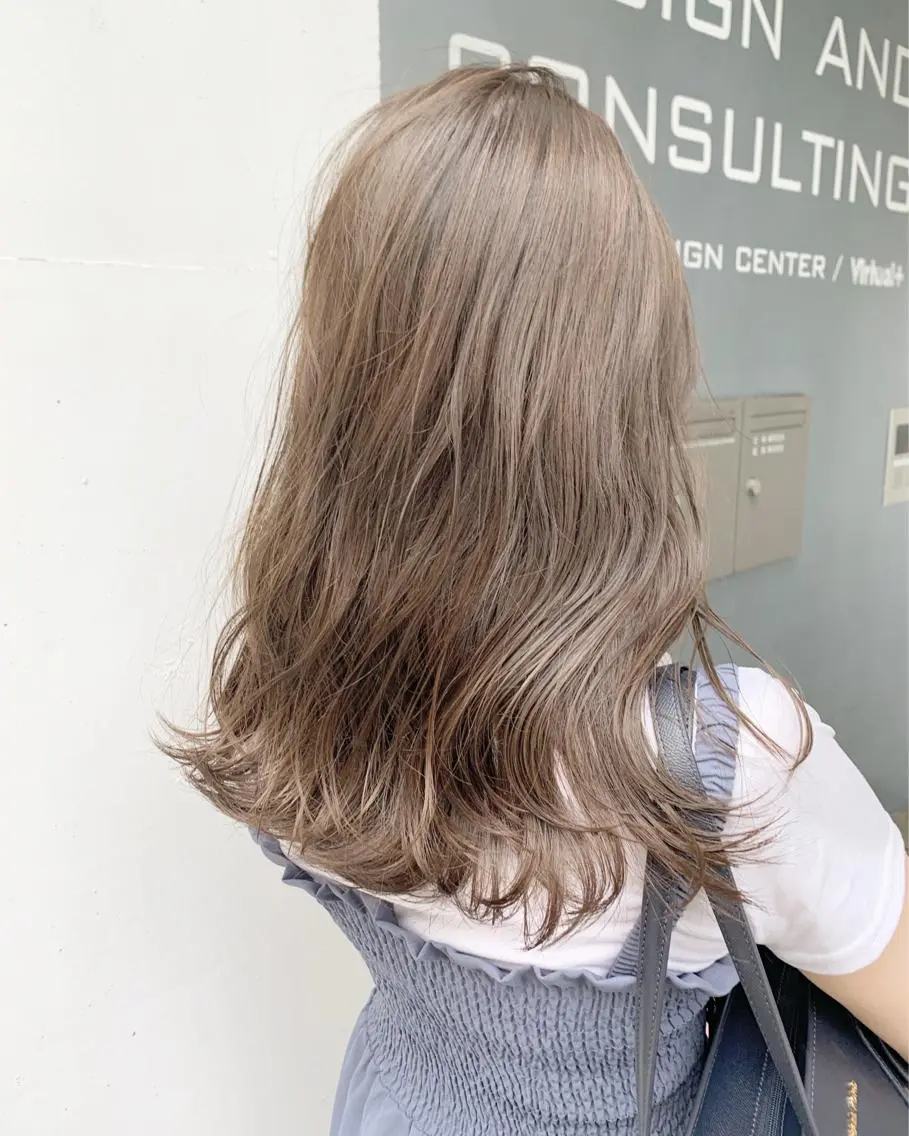 セミロング カラー ネイル ハイトーンボブ 前田 表参道　グレージュのヘアスタイル