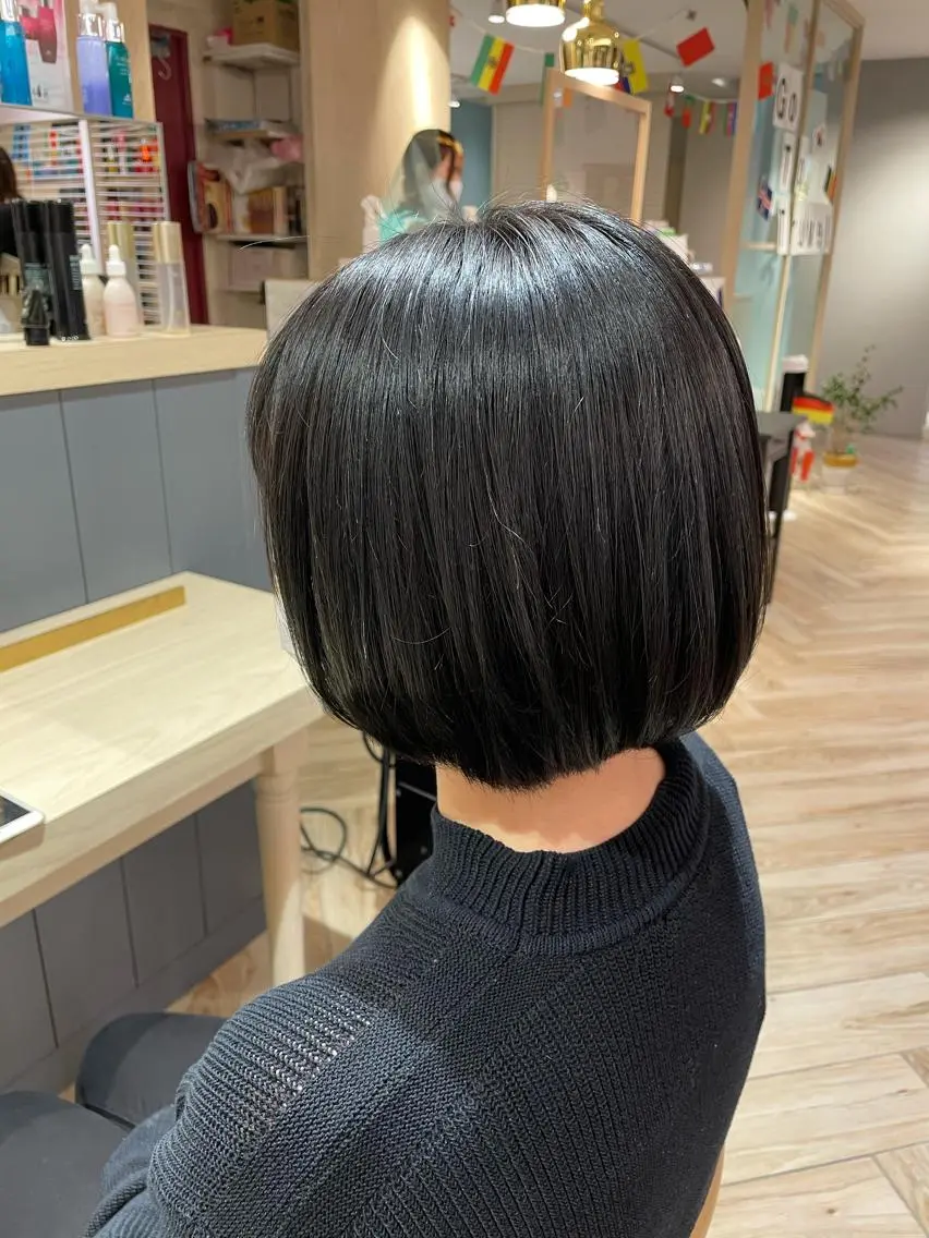ショート カラー 黒髪 ブルーカラー ブルーブラック 佐川 友里のヘアスタイル