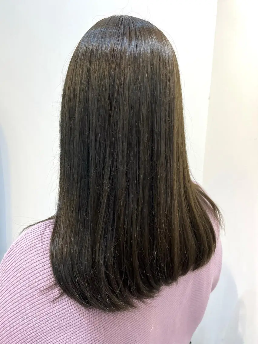 ロング カラー 小山 奈津のヘアスタイル