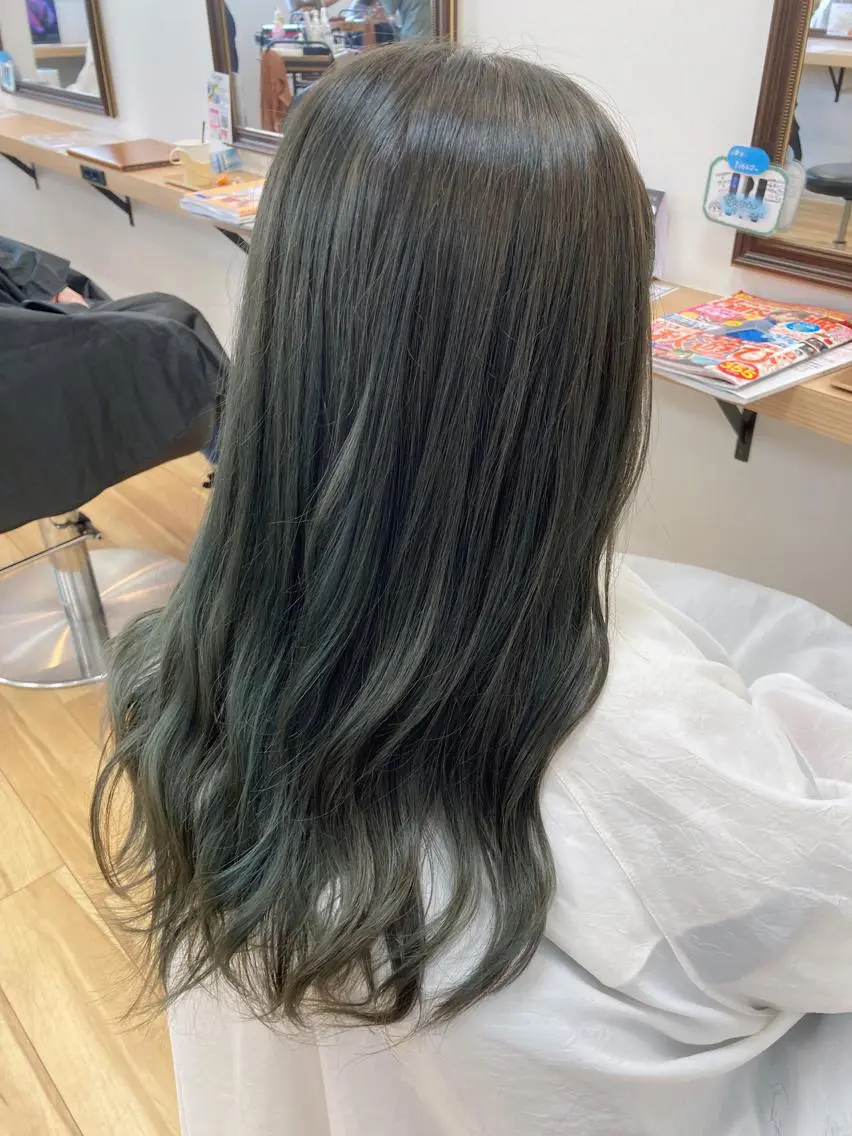 ロング カラー ハイライトカラー オリーブグレー ハイライト 大野 まゆのヘアスタイル