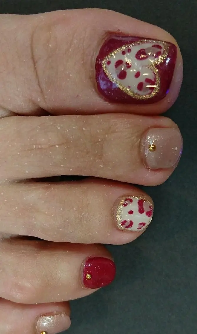 ネイル アニマル柄 ボルドー フットネイル ゴールド Lilith Nailのネイルデザイン