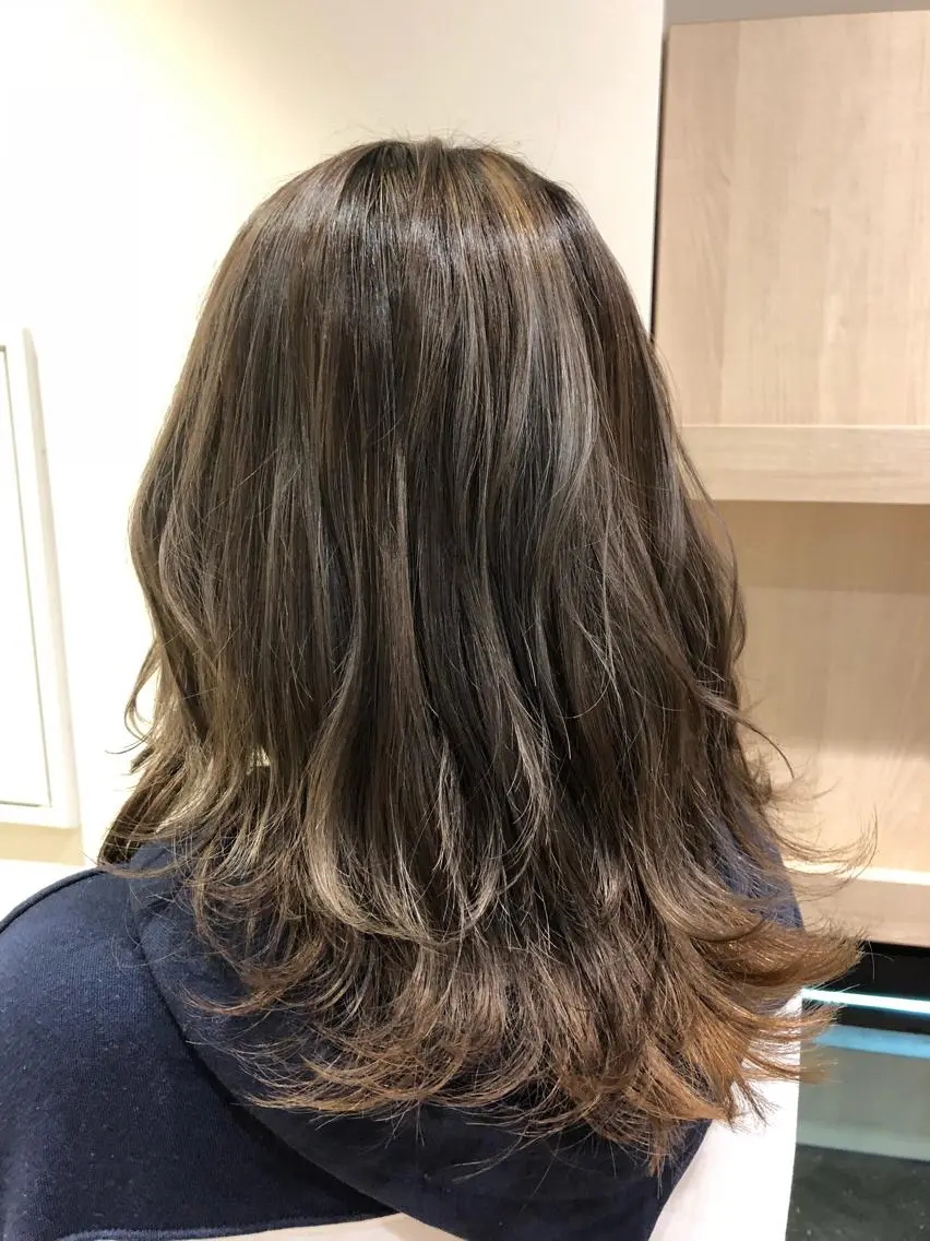 カラー ハイライトカラー 伊東 彩花のヘアスタイル